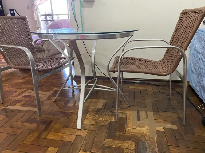 Mesa com tampo de vidro redondo