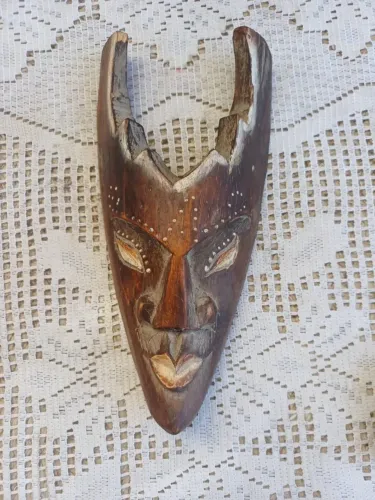 Máscara artesanal de madeira inspirada na arte tribal africana ou balinesa  
