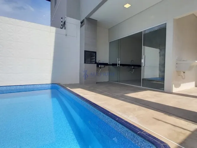 Casa à Venda em Vila Guilhermina, Praia Grande - SP