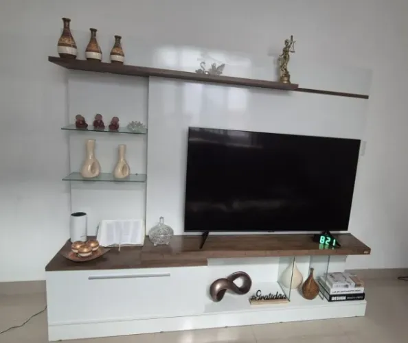 Rack branco com detalhes em madeira