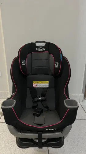 Cadeirinha de automóvel GRACO Extend2fit com 10 posições.