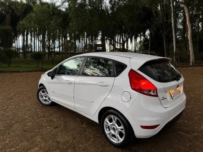Ford Fiesta 1.6 16V Flex Aut. 5P 2014
