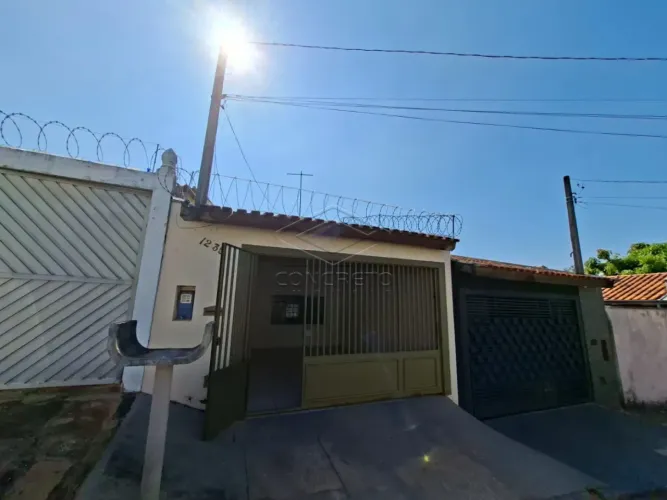 CASA PADRÃO - Residência com 2 quartos, 2 vagas cobertas, aceita financiamento. - Jardim A