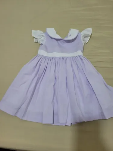 Lindo vestido de festa na cor lilás com detalhes brancos e bordado na gola