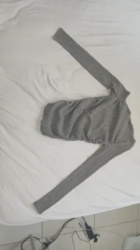 Blusa Cropped Manga Longa Cinza Texturizada com Franzido (Zara) - tamanho "P"