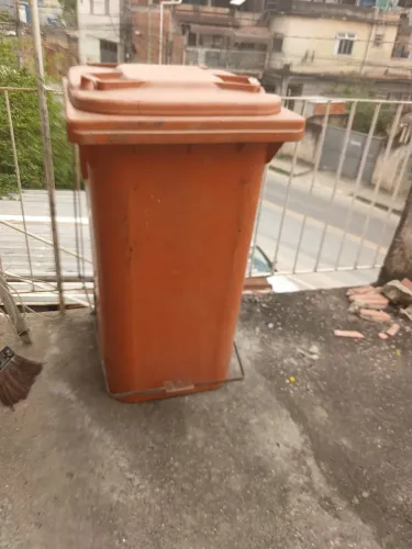 Vendo lixeira conservada 