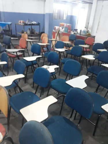 Cadeira universitária com prancheta