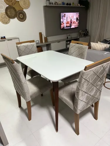Conjunto Mesa de Jantar e Cadeiras