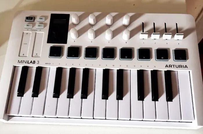Arturia MiníLab 3 ? Controlador MIDI ? Ótimo Estado
