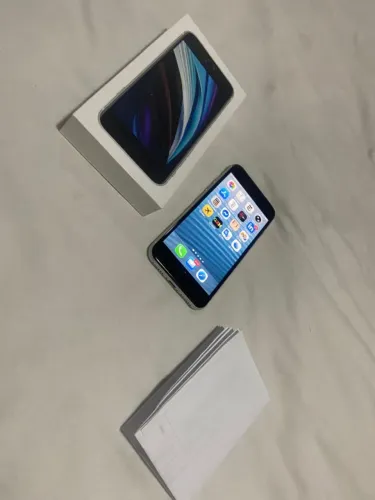Troco-iPhone SE 2020 128GB na cor Branco nota fiscal bateria 80% fone de ouvido carregado-