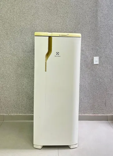 Geladeira Electrolux RE31 degelo automático conservada 