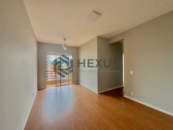 Apartamento reformado com varanda e lazer na Enseada, Guarujá