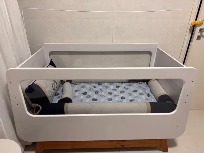 Berço Americano Bebê MDF, Acrílico,  Pés Madeira, cor Branco.