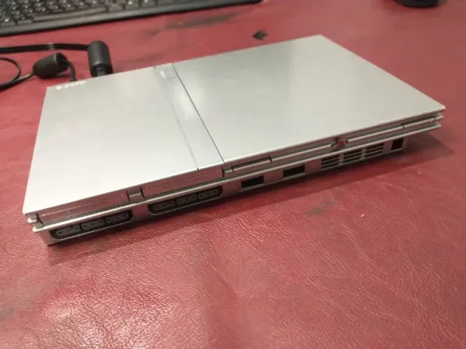 PlayStation 2 Slim Prata Série 70000 - Defeito
