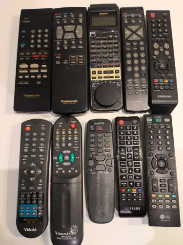 Lote 10 Controles Remotos Vintage (Panasonic, Aiwa, Videokê, LG) - Para Peças / Conserto