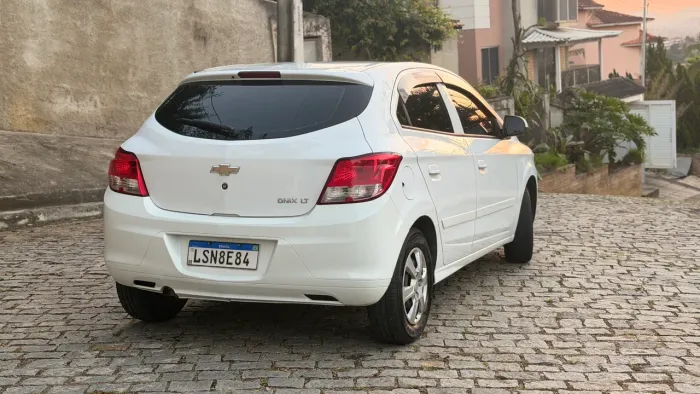 Chevrolet Onix Hatch LT 1.0 8V Flex Power Mec. 4P 2016
