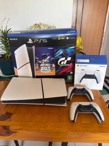 Título: PS5 Slim Digital 825GB + 2 Controles - 1 mês de uso