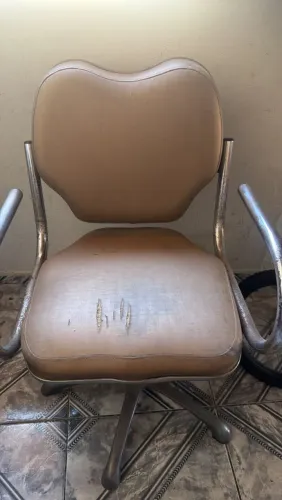 Ótima cadeira para salão. Está em perfeito estado só o acento que está assim como você vê