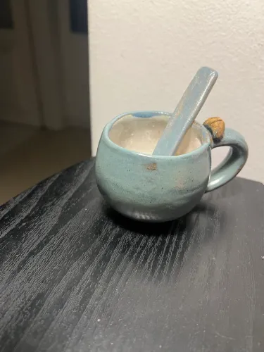 Xícara com colher de cerâmica