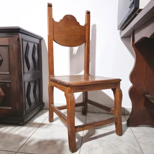 Cadeira antiga de madeira maciça estilo trono