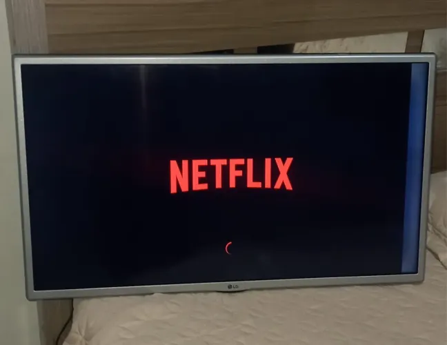 TV LG Smart 32" - Funciona, com detalhes - Controle Universal