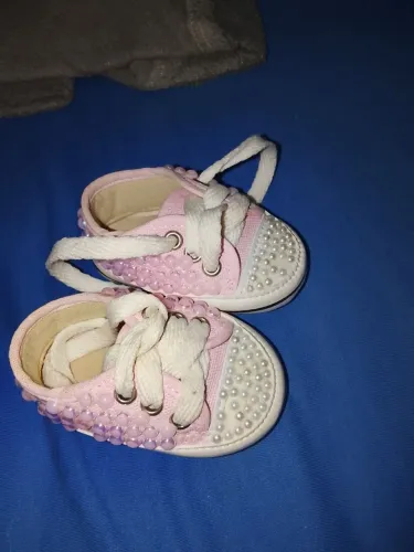 Vendo bebê conforto e um tênis de menina