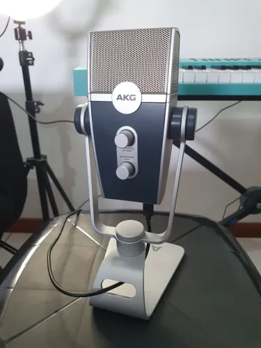 AKG LIRA