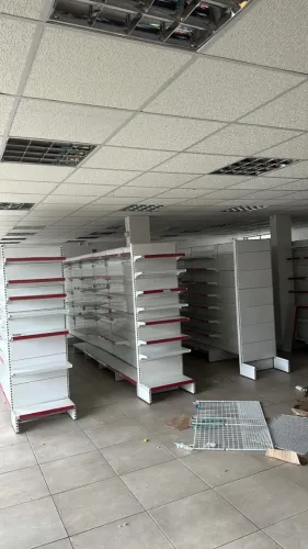 GÔNDOLAS DE CENTRO E DE PAREDE