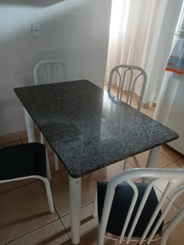 Mesa de mármore com 4 cadeiras branca