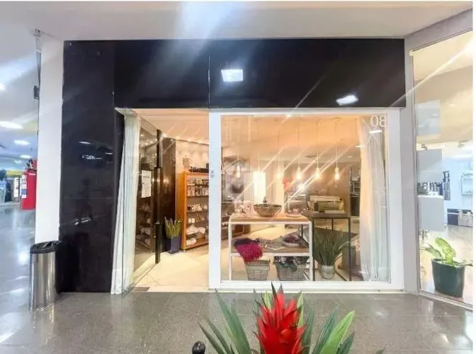 Lívia Machado Imóveis aluga loja com aproximadamente 50m², no Shopping Rio Branco na Praia