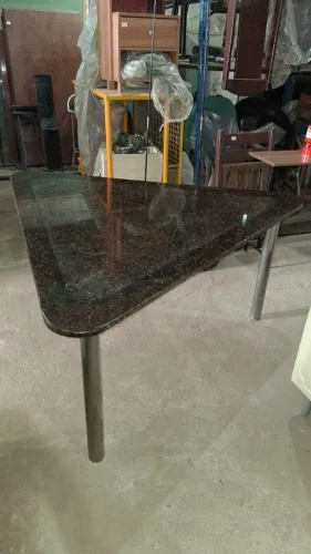 Mesa Granito Triangular Inox