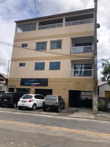 Prédio com 4 apartamentos + 1 ponto comercial (loja)