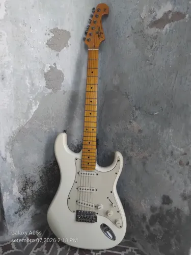 Guitarra tagima 530 caixa amplificada 2 cabos santo angelo