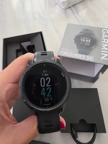 Garmin com GPS Forerruner 945 - perfeito para triathlon e outros esportes. 
