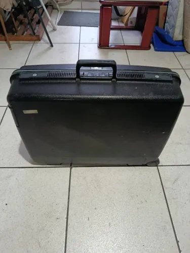 Mala de viagem rígida preta  modelo Oyster.