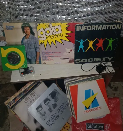 Iza vende vinil e DVDs originais