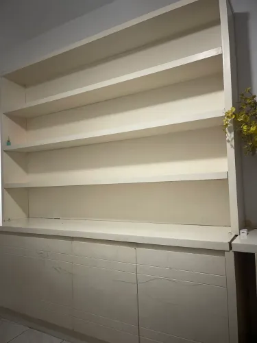 Estante para sala de madeira 