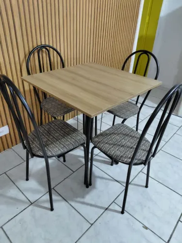 Mesa 4 cadeiras 70×70 nova ENTREGO