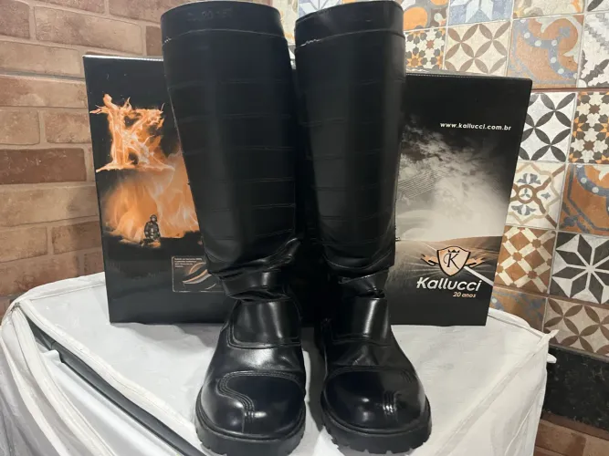 Bota kollucci couro nova na caixa 