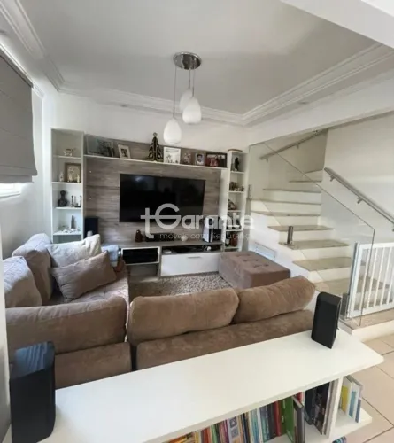 Casa à venda com 3 quartos, o de casal suíte, Condomínio Village Córsega no Jardim Santa C