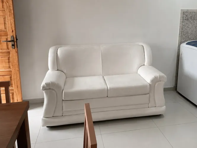 Sofá dois lugares em excelente estado, coro naval branco.