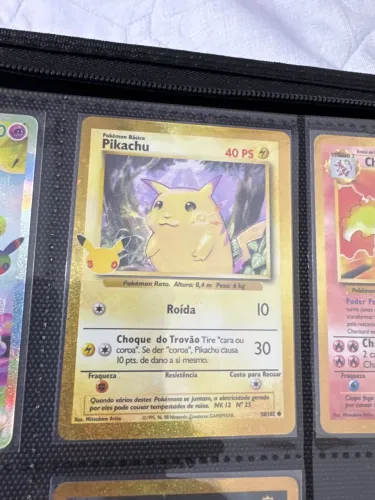 Pikachu dourado 30 anos