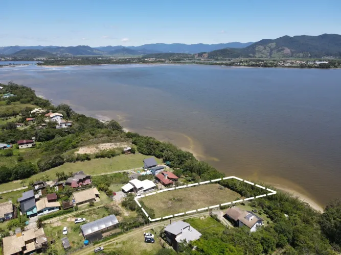 Terreno de 2.100 m² as margens da Lagoa da Ibiraquera, Imbituba -SC