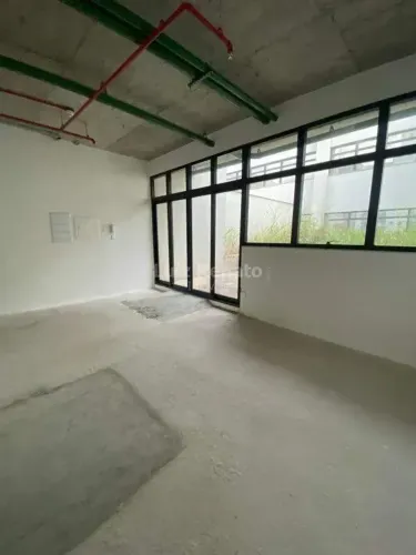 Ampla sala comercial em ponto central da cidade.