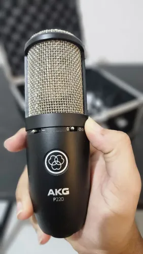 Microfone de Studio Akg P220