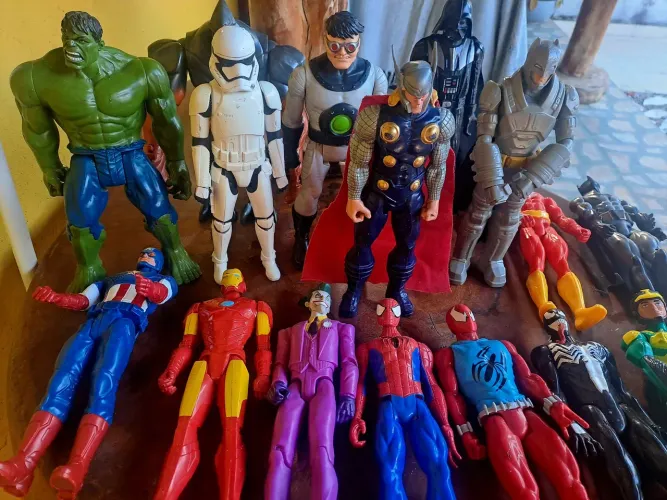 VENDE-SE BONECOS SUPER-HERÓIS