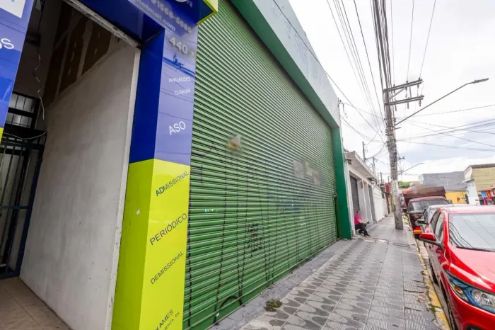 Galpão na Rua Doutor Campos Moura, 440 - Loja  330 m²