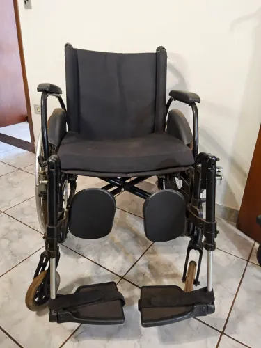 Cadeira de rodas dobrável Ortobras - largura 48cm/Apoio de pernas elevável e engate rápido