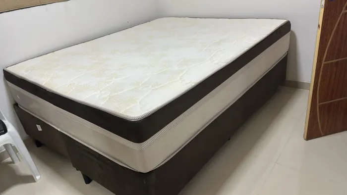Cama box Queen size semi nova, excelente menos de 1 mês de uso.
