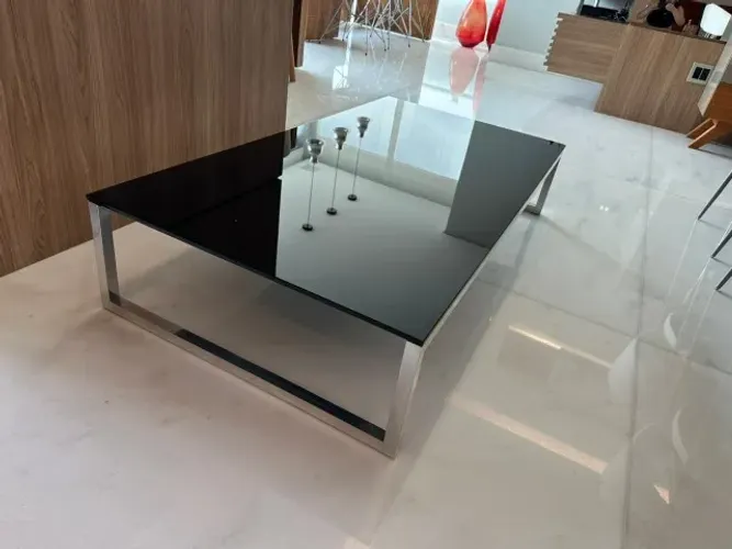 Mesa de Centro Vidro Preto 135x70cm com Base em Aço Inox - Moderna e Elegante